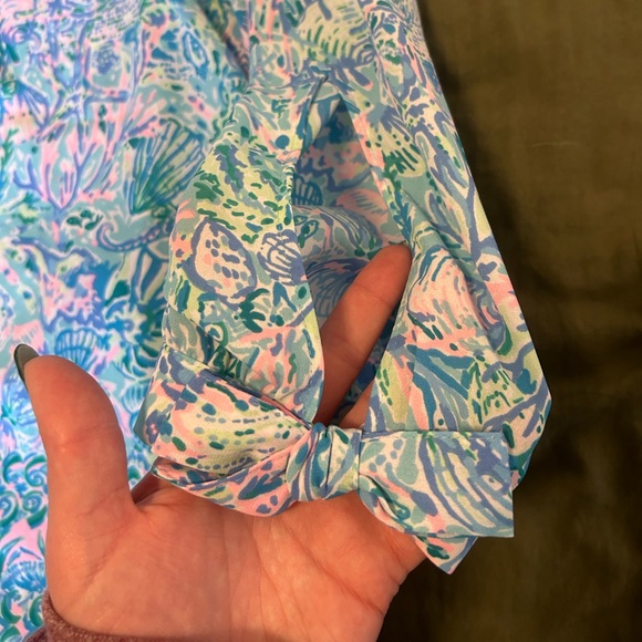 Beautiful Lilly Pulitzer shell top with bow sleeves - Picture 5 of 5